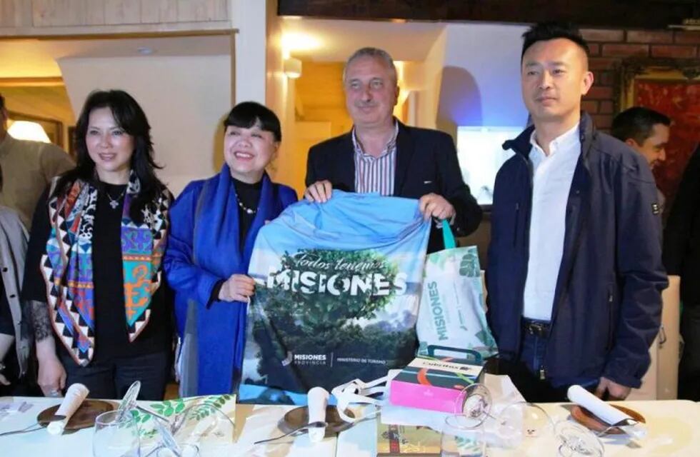 Passalacqua con Wang Ching y miembros de la Cámara de Turismo de China. (MisionesOnline)