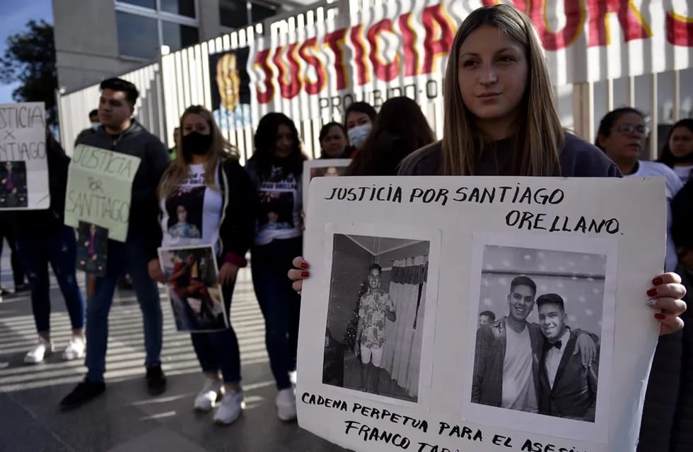 Familiares y amigos de Santiago Orellano, el joven asesinado en una cancha de fútbol de barrio Comercial, Córdoba. (Ramiro Pereyra / La Voz)