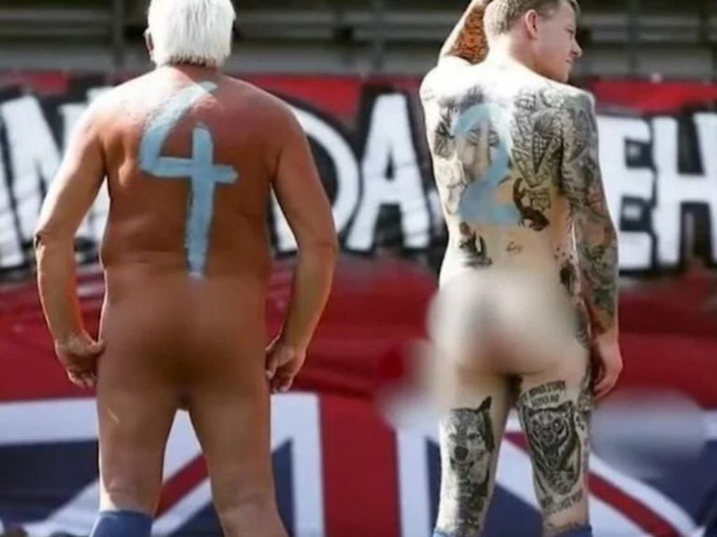 Jugaron al fútbol desnudos para protestar contra la comercialización del deporte (Foto: captura TV)