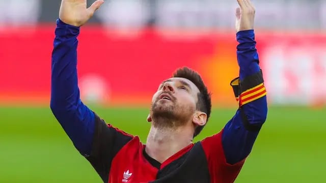 Lionel Messi homenajeó a Maradona con la camiseta de Newell's