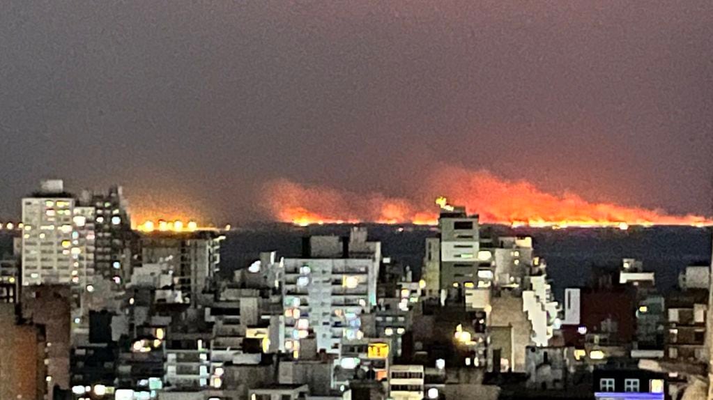 Incendios en las islas del delta del Paraná frente a Rosario.