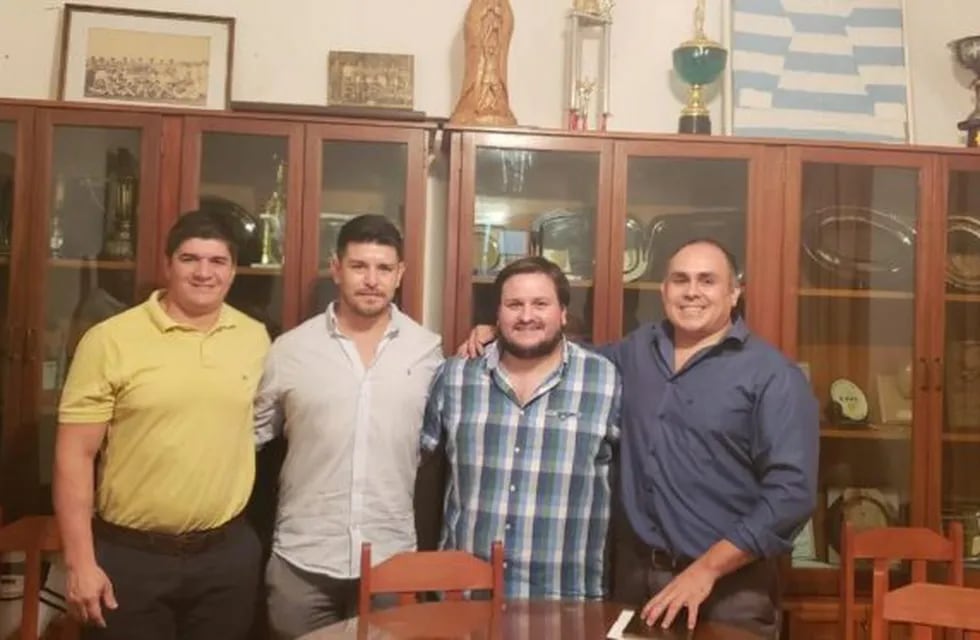 Bruno Nuñez y la comisión directiva de Urumi, del rugby de Misiones. (El Territorio)