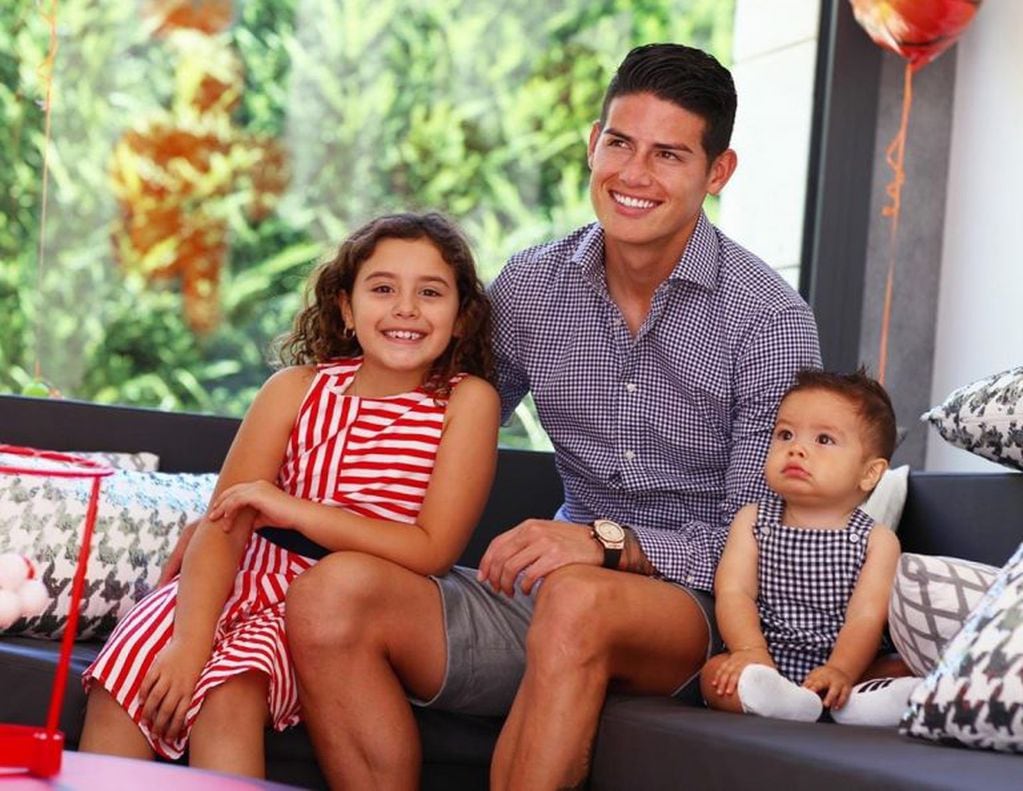 James junto a sus dos hijos. (Instagram/@jamesrodriguez10)