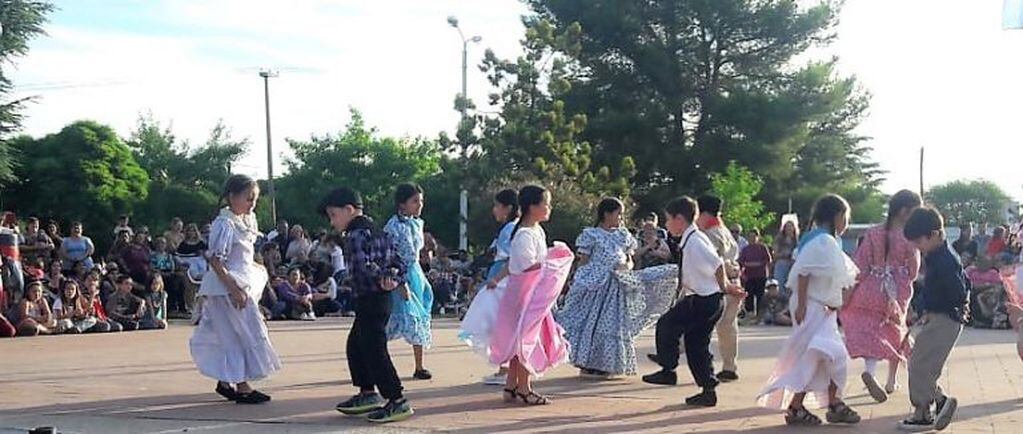 Se presentaron varios grupos de danzas (Municipalidad de Santa Rosa)
