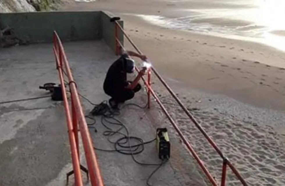 Turista comodorense cansado de la desidia, refaccionó barandas en Las Grutas