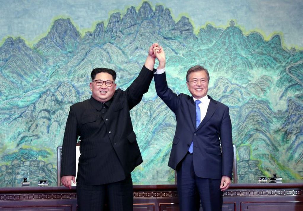 Kim y Moon posan para la prensa
