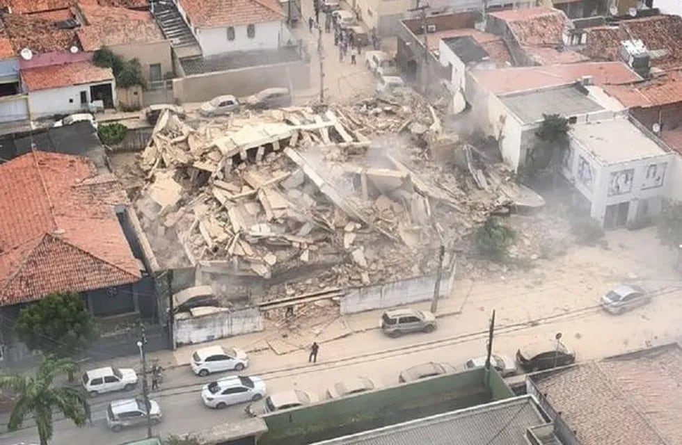 Un edificio de 7 pisos se derrumbó en Fortaleza, Brasil. (Web)