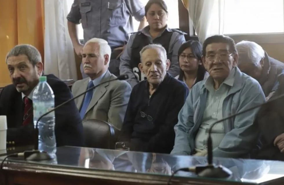 En Mendoza, el Tribunal Oral Federal 1 condenó este jueves a cinco represores a prisión perpetua por delitos de lesa humanidad.