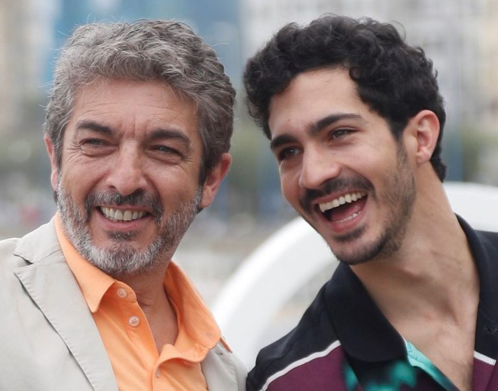 Ricardo y su hijo 'Chino' Darín en San Sebastián tras presentar "La odisea de los giles". (Foto: Juan Herrero/EFE)