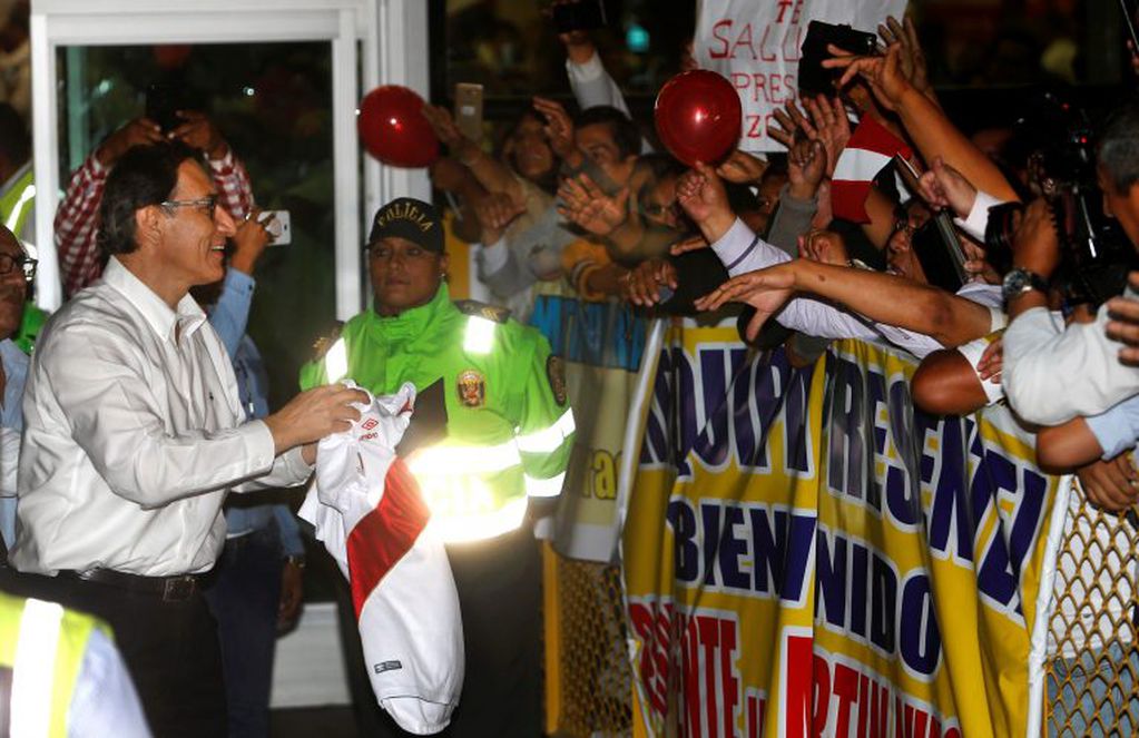 Martín Vizcarra fue recibido en Lima por cientos de simpatizantes. Foto: AP.