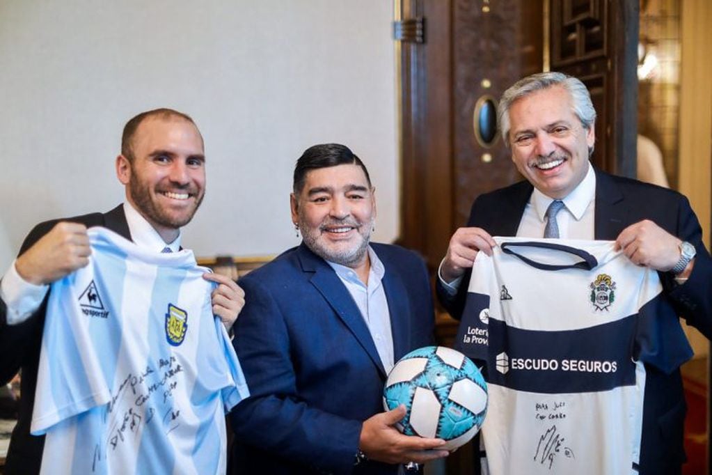 El jueves Alberto Fernández recibió a Diego Maradona. En la foto, junto al ministro de Hacienda Martín Guzmán (Photo by HO / Argentinian Presidency / AFP)
