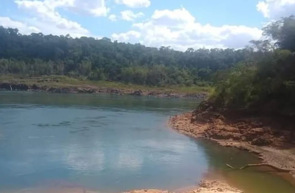 Puerto Iguazú: buscan a un hombre que desapareció en las aguas del Paraná.
