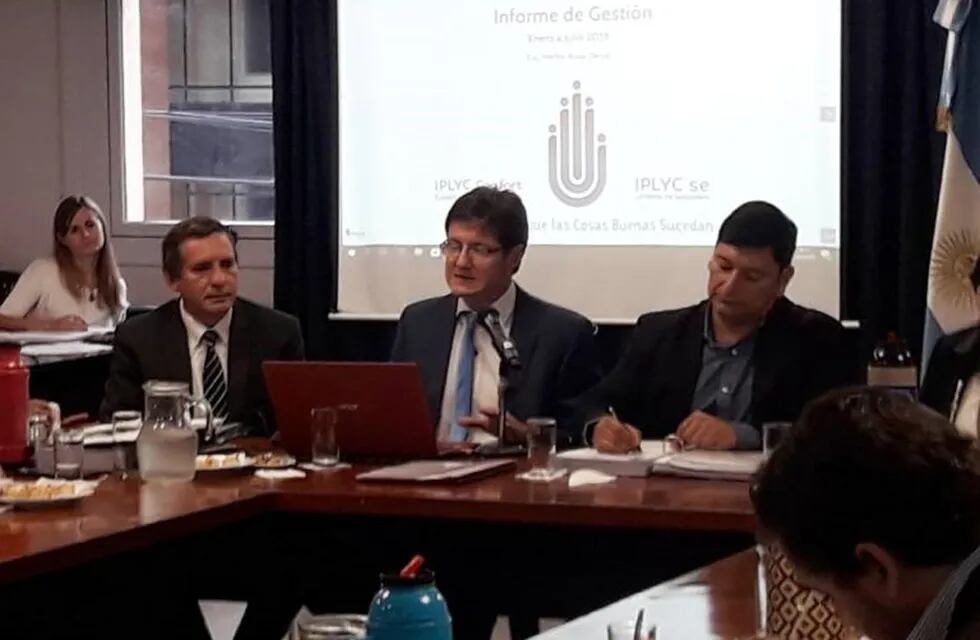 El presidente del Iplyc (centro), Héctor Rojas Decut presentó en la Legislatura el presupuesto previsto para el 2019.