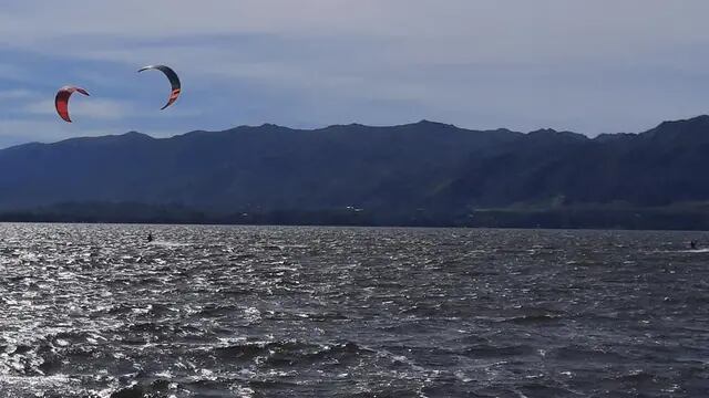 Lago San Roque. Jornada ventosa en Carlos Paz.