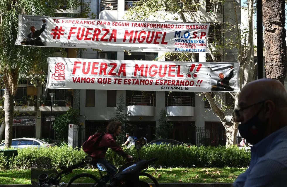 Pasacalles en apoyo a Miguel Lifschitz, internado por coronavirus. (@SebaGranata)