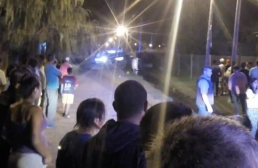 Los vecinos de Villa Flores se enfrentaron con la policía mientras trasladaban al sospechoso. (El Roldanense)
