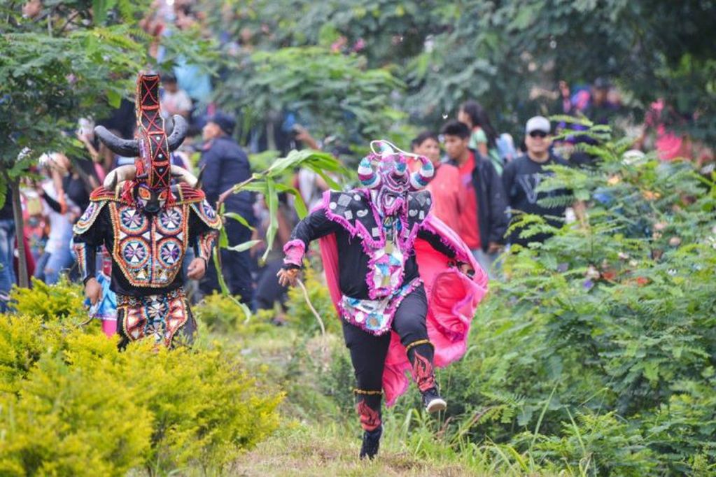 Hombres y mujeres con sus coloridos disfraces de "diablos", protagonizaron el ya tradicional "simulacro" que promociona la verdadera "bajada" que se realiza en Uquía en carnaval.