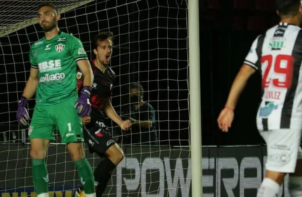 Christian Bernardi convirtió el primer gol de Colón de Santa Fe ante Central Córdoba de Santiago del Estero por la tercera fecha de la Copa de la Liga Profesional de Fútbol. (@colonoficial)