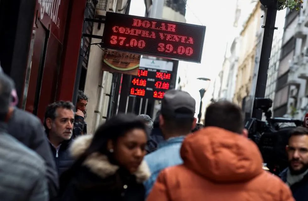 El peso argentino se depreció este jueves un 10,72 % frente al dólar