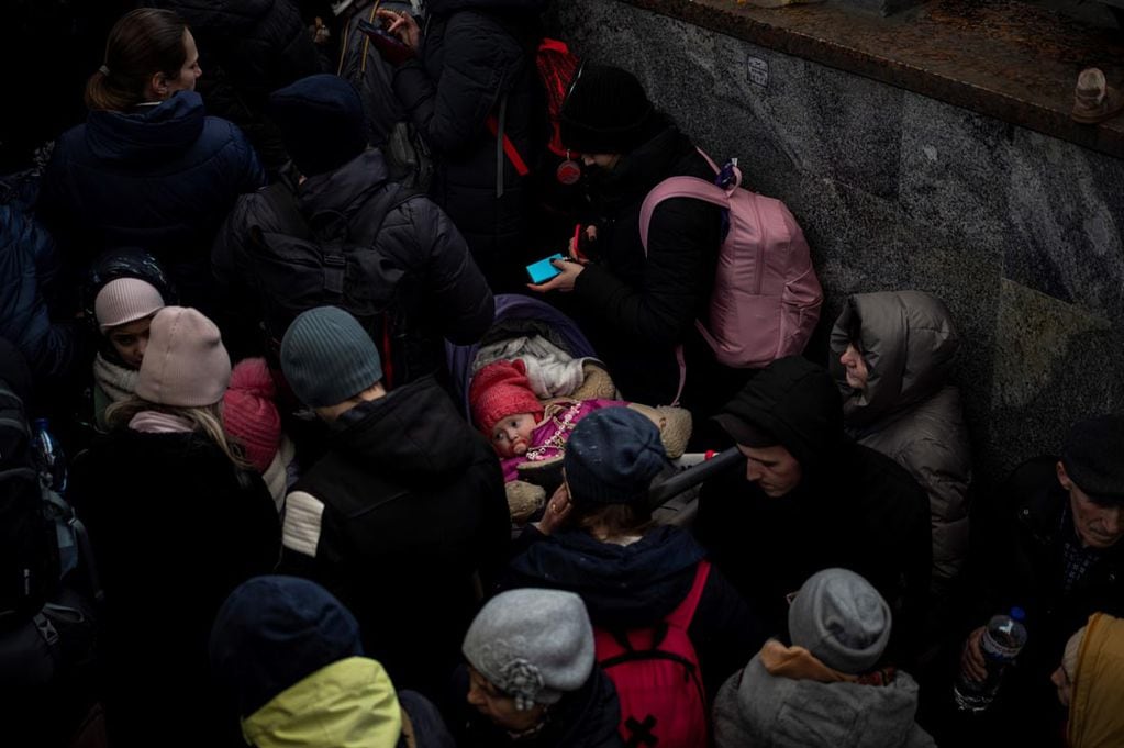 Miles de ucranianos intentan escapar del conflicto bélico que se está desarrollando en su país ante el avance de las tropas rusas. 
