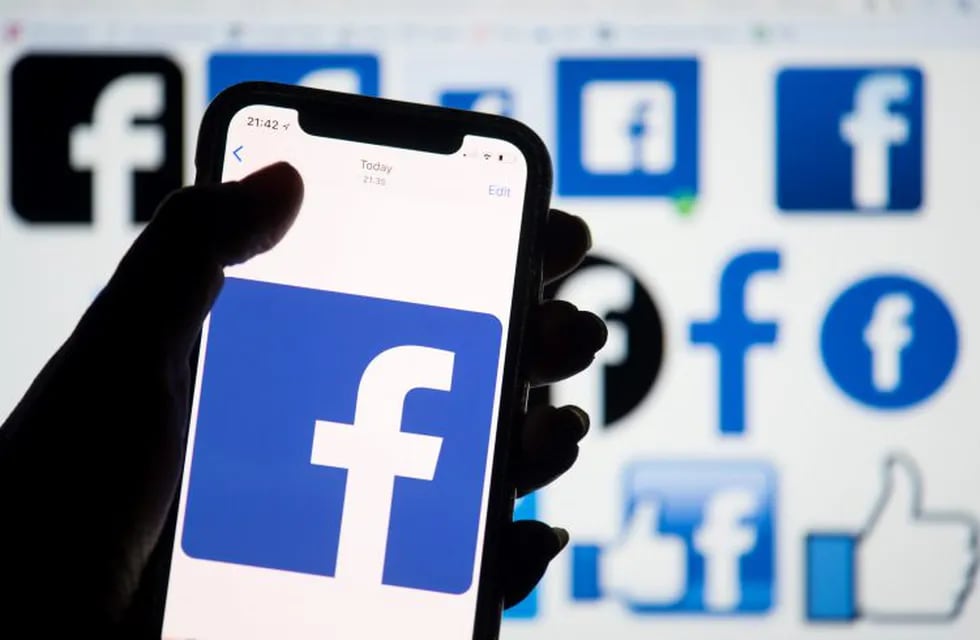 Facebook admitió que revisa todas las conversaciones de sus usuarios para evitar que se violen sus políticas de uso. Foto: Dominic Lipinski/PA Wire/dpa