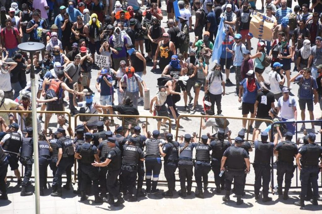 Incidentes en la marcha antiminería en Mendoza.  (Jorge Lombardi De Junín)