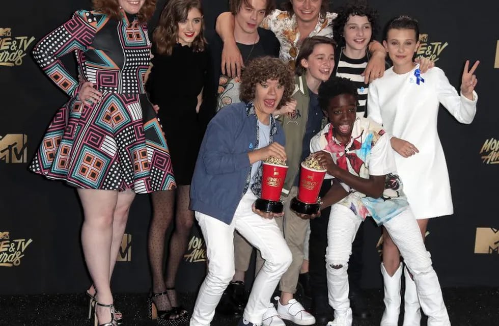 AJB001. Los Angeles (United States), 07/05/2017.- Cast of 'Stranger Things,' winner of the Show of the Year MTV Movie & TV Award pose in the press room at the Shrine Auditorium in Los Angeles, California, USA, 07 May 2017. The movies are nominated by producers and executives from MTV and the winners are chosen online by the general public. (Estados Unidos) EFE/EPA/MIKE NELSON