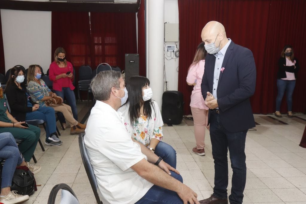 El intendente, Daniel Gómez Gesteira, estuvo presente en la Campaña Multidisciplinaria sobre Diagnóstico y Tratamiento del Cáncer de Mama.