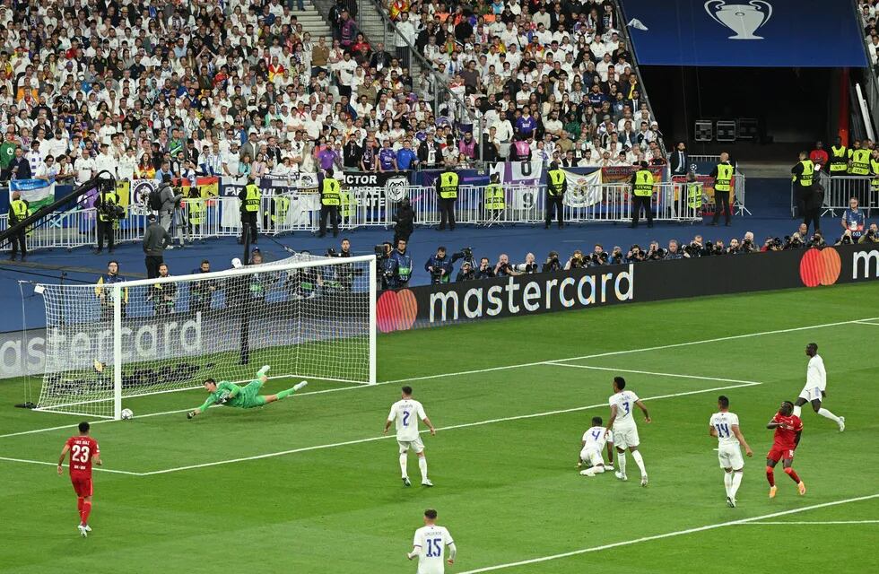 Courtois salvó al Real Madrid del 1-0 del Liverpool.