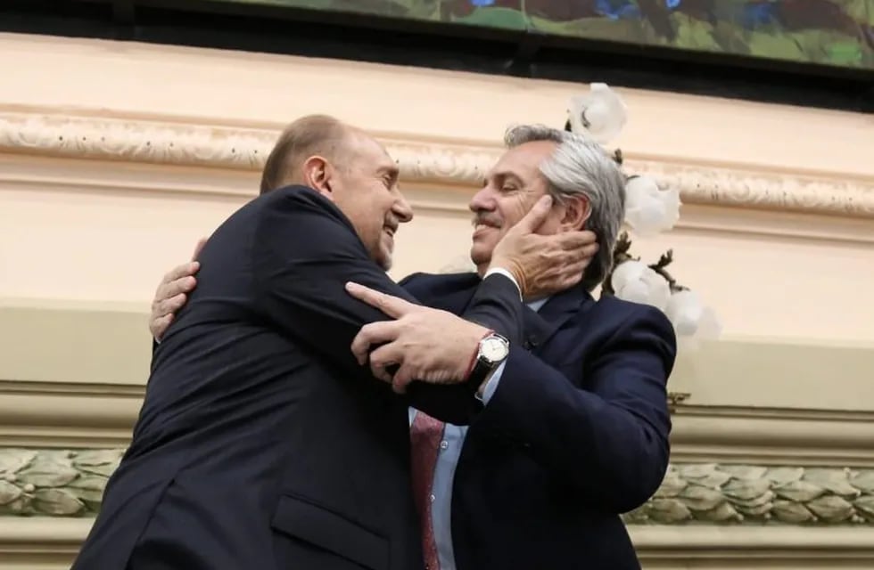 Abrazo entre Alberto Fernández y Omar Perotti (@omarperotti)
