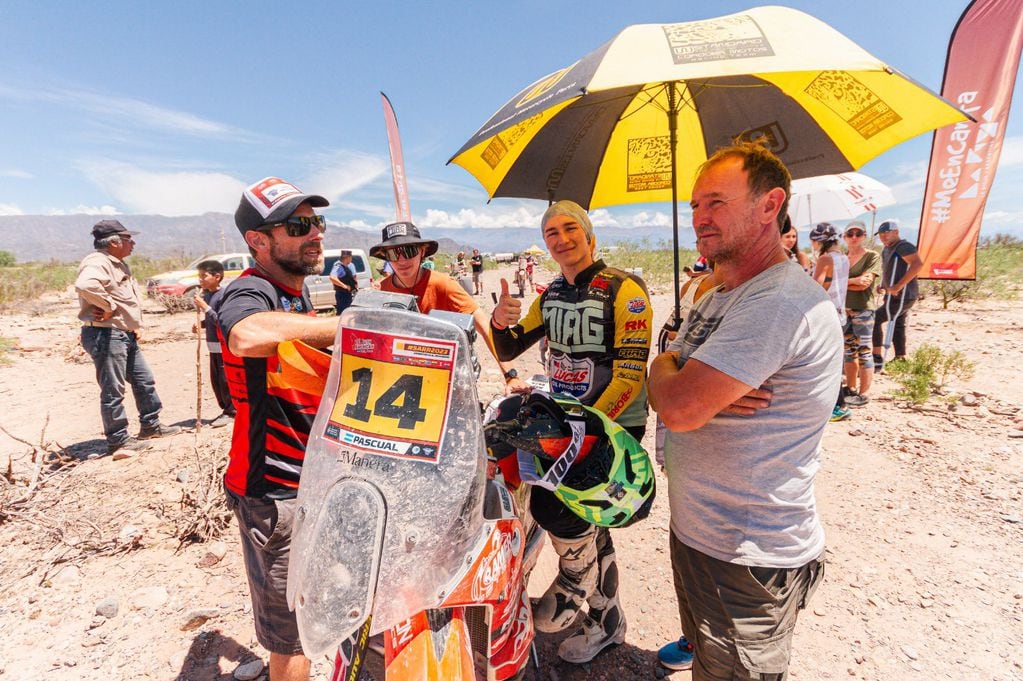 Jere, junto a su papá, Pablo Pascual, uno de los motociclistas argentinos con mayor experiencia en el Dakar.