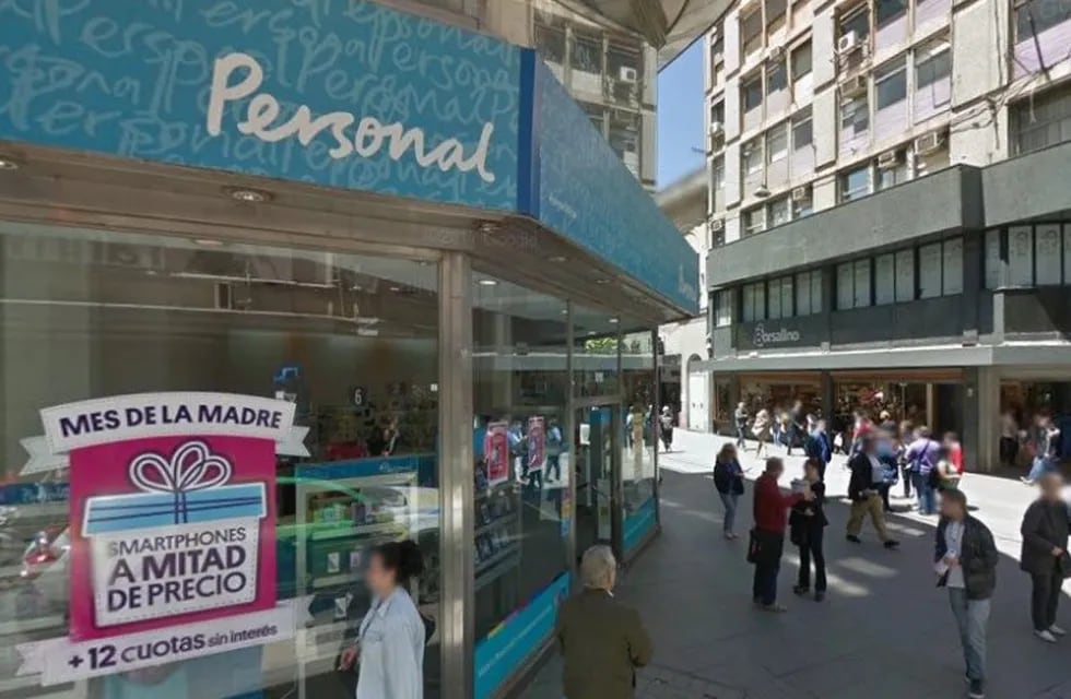 La rotura de la vidriera permitió alertar a un encargado de la firma Personal. (Google Street View)