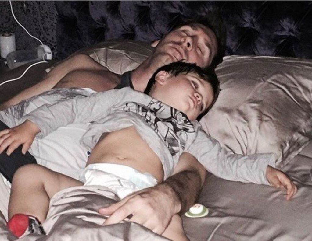 Lionel Messi y uno de sus hijos durmiendo en la cama. (Instagram)