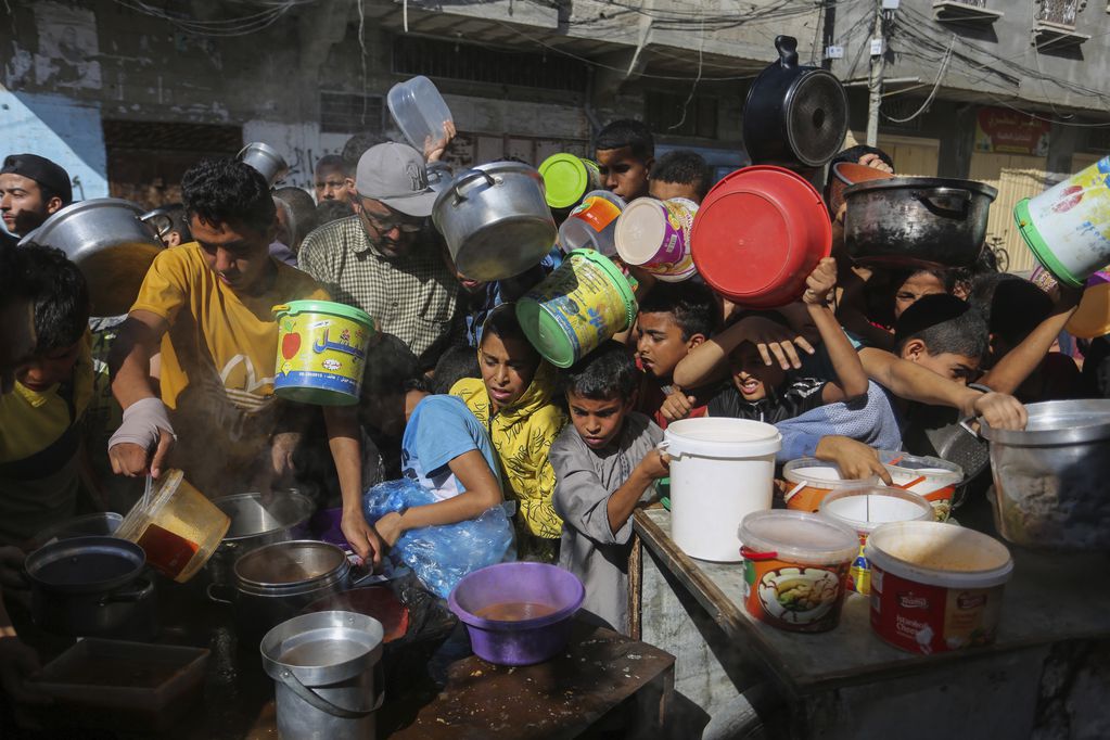 En esta imagen de archivo, palestinos se agolpan para recibir comida en Rafah, en el sur de la Franja de Gaza, el 8 de noviembre de 2023. (AP Foto/Hatem Ali, archivo)