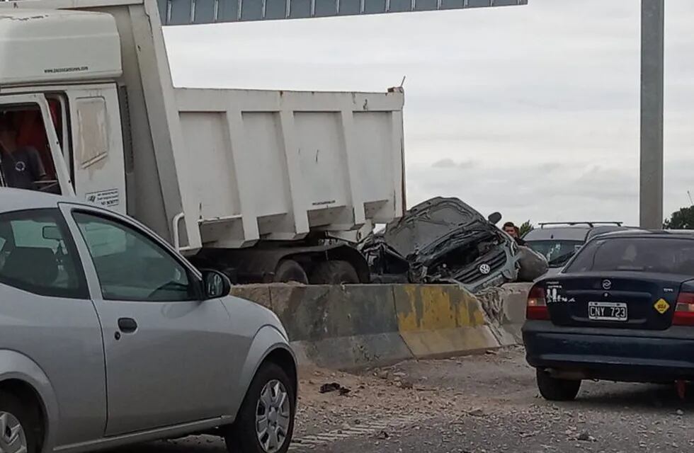 La colisión se produjo en la mano al norte de Circunvalación a la altura de Mendoza e involucró a un camión y dos autos. (@cris75leproso)