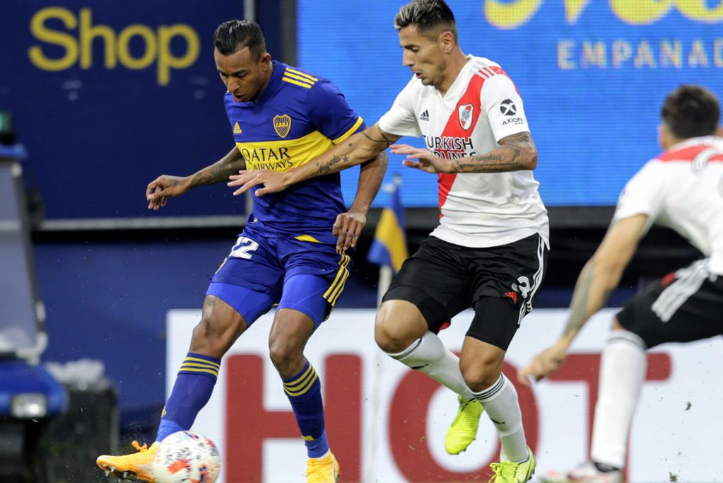 Sebastián Villa, delantero de Boca, y Fabrizio Angileri, lateral de River, en el último superclásico de la Copa de la Liga Profesional. (Fotobaires)