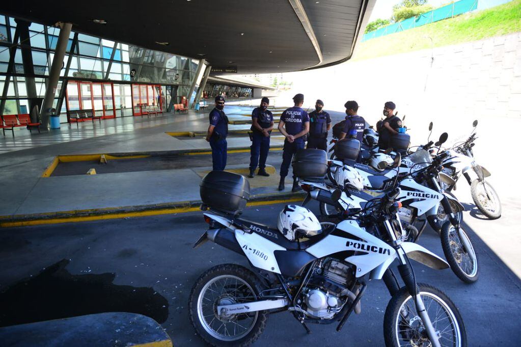 Fuerte presencia policial en la Terminal de Ómnibus en Córdoba.