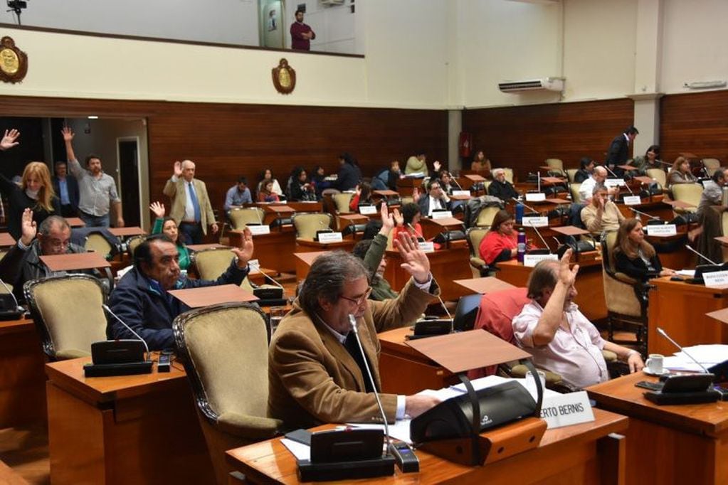 El voto afirmativo de la mayoría para sancionar la ley 6.127 que autoriza al Ejecutivo a tomar un crédito de 75 millones de dólares para continuar con el tramo Volcán-Humahuaca, del tren que llegará a La Quiaca.