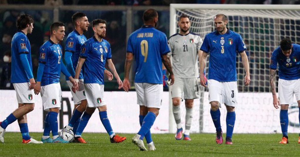 El desconcierto de los jugadores italianos, tras la derrota en los últimos minutos contra Macedonia del Norte que los dejó fuera del Mundial.