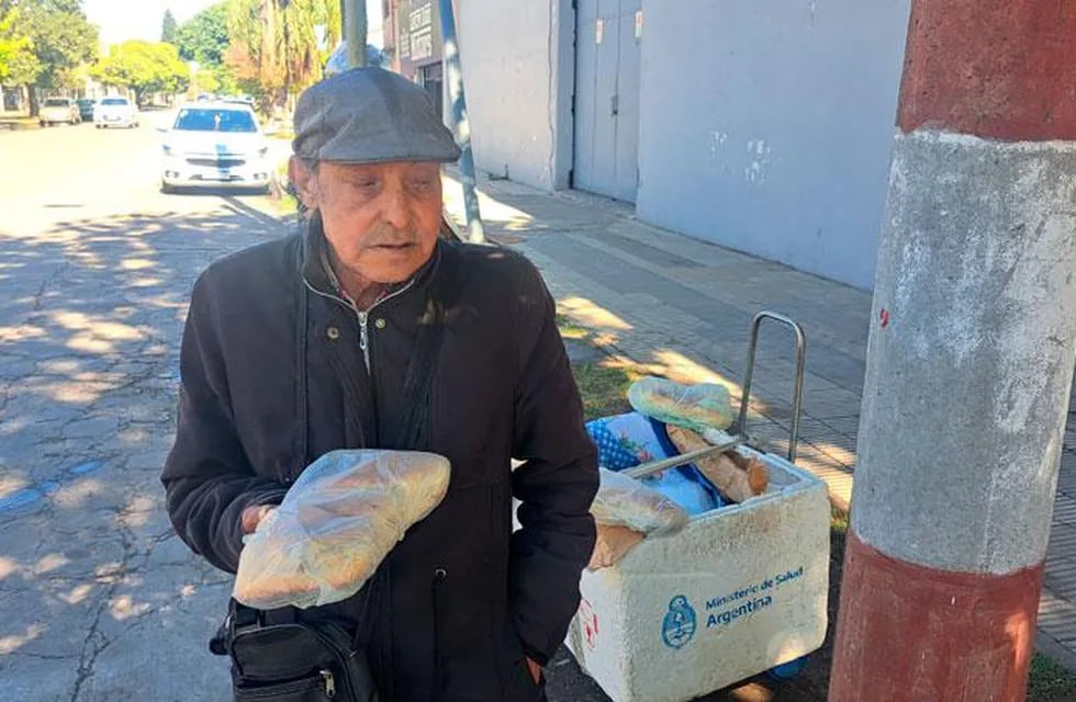 Ernesto vende pan en una esquina de Córdoba para sobrevivir.