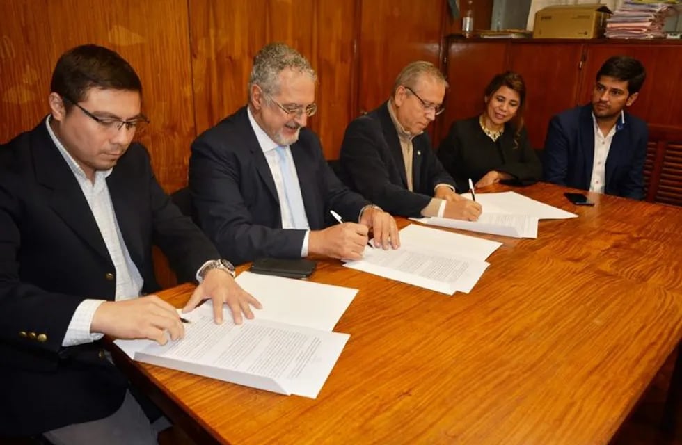 El ministro de Desarrollo Económico y Producción, Juan Carlos Abud Robles, y el titular de la cartera de Salud, Gustavo Bouhid, firmaron un convenio para la culminación de los consultorios externos del hospital de Perico “Arturo Zabala”.