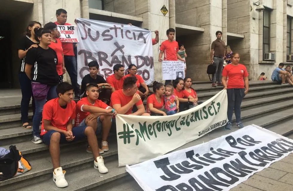 Protesta realizada en diciembre en los Tribunales provinciales de Rosario para exigir justicia por el homicidio de Brandon Cardozo. (@Gbelluati)