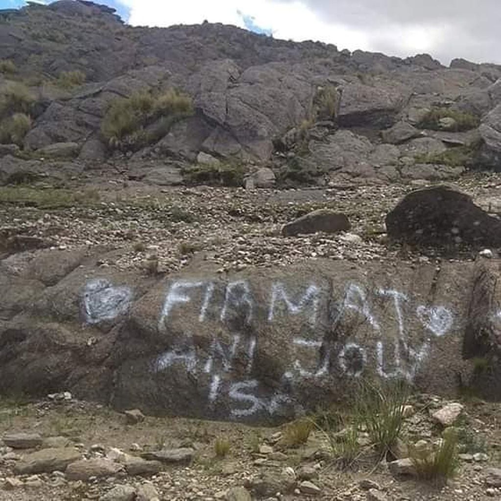 Turistas aparentemente de Firmat pintaron piedras en la reserva del Cerro Champaquí. (Walter Gómez-Radio Stylo)