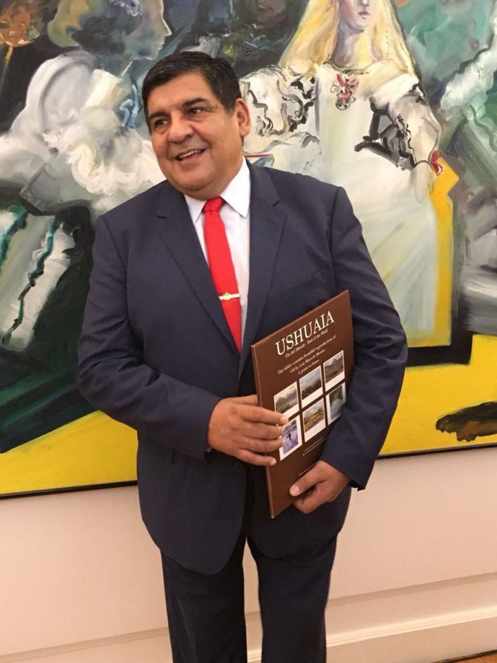 Juan Carlos Arcando, con un libro de la provincia que le obsequió al Embajador de España en Argentina.
