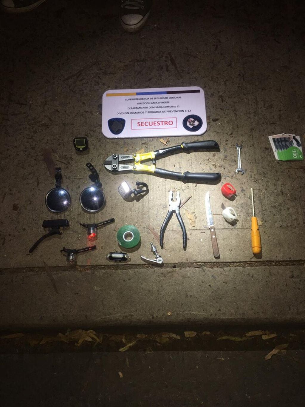 Los objetos secuestrados luego de la detención. (Foto: La Nación)