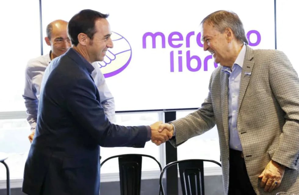 Marcos Galperin y Juan Schiaretti, durante el recorrido de las nuevas oficinas de Mercado Libre en Córdoba. (Foto Archivo Mercado Libre)