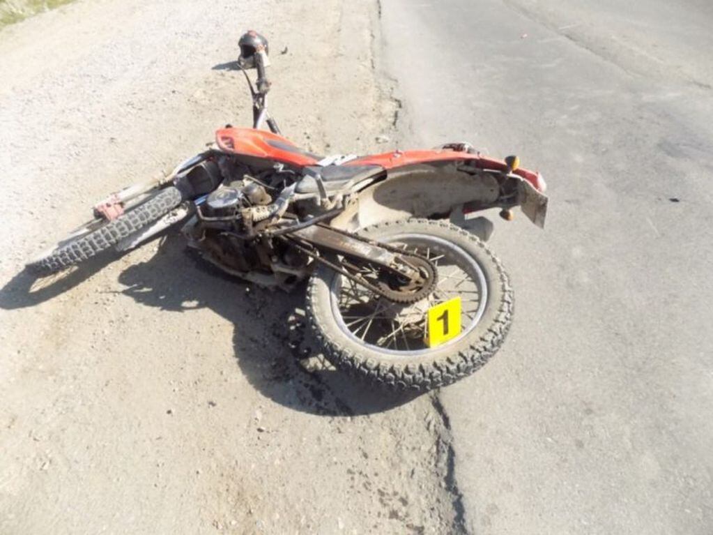 La moto que se accidentó en la ruta que une El Bolsón y Lago Puelo.