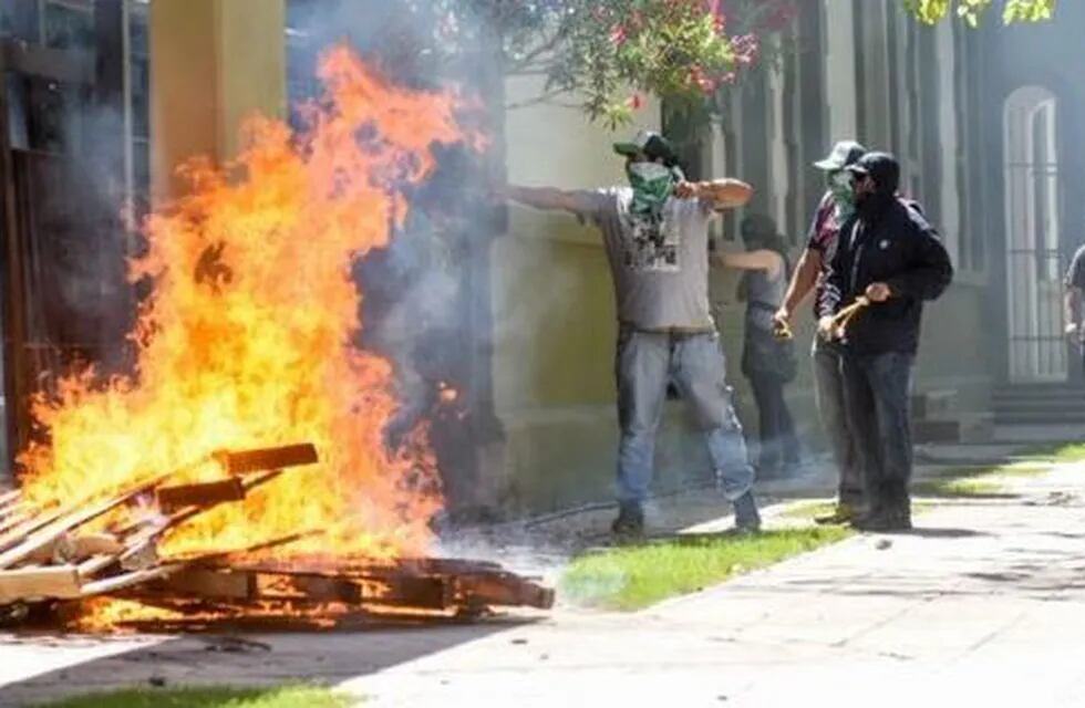 Nuevo enfrentamiento entre estatales y la policía en Neuquén.