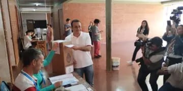 Balotaje 2023: El gobernador de la provincia de Misiones, Oscar Herrera Ahuad, emitió su voto en Posadas