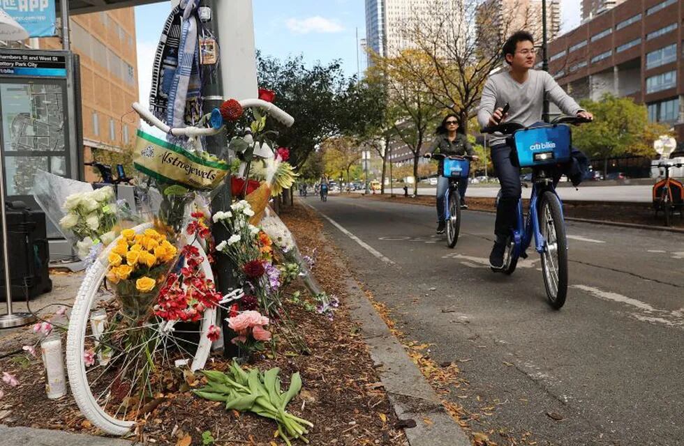 El lugar de la tragedia fue marcado con un memorial. (AFP)